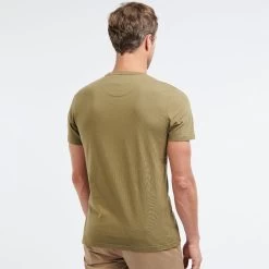 Barbour Men's Essential Sports T-Shirt - Mid Olive 11 Barbour Men's Essential Sports T-Shirt - Mid Olive -Fashionable Man barbour ess sports tee md olive 4